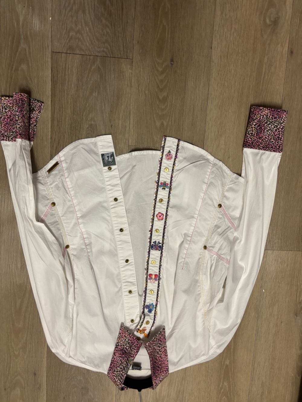 White Women's Button-Down shirt /Top with Pink Trim - Picture 3 of 7